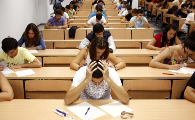 Estudiantes universitarios durante un examen.
