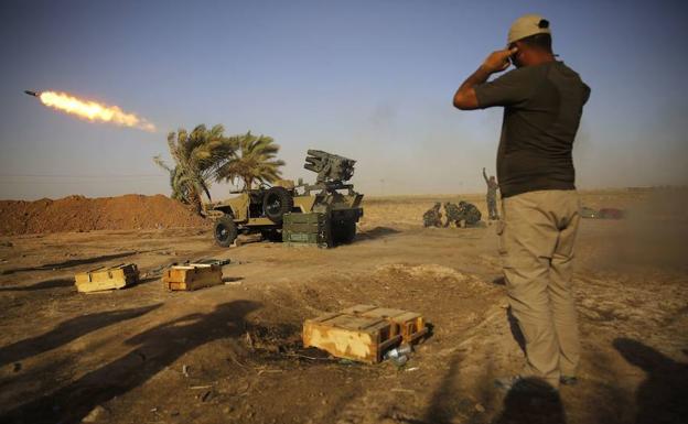 Soldados lanzan un misíl durante un enfrentamiento con combatientes del Daesh.