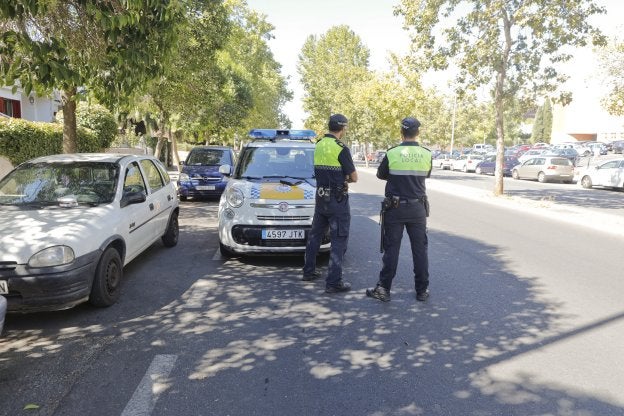 Una patrulla de la Policía Local, de servicio ayer en la avenida de la Hispanidad, donde se ha incrementado su presencia a diario. :: a. méndez