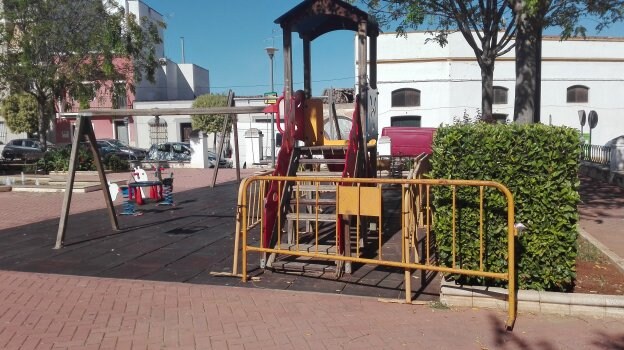 Juegos infantiles a la espera de arreglo en Almendralejo