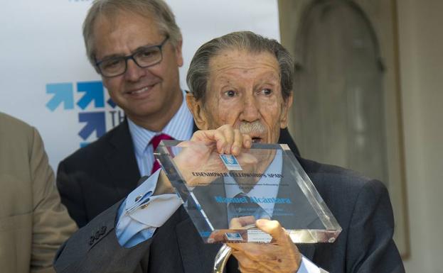 Manuel Alcántara, en el momento de recoger el premio.