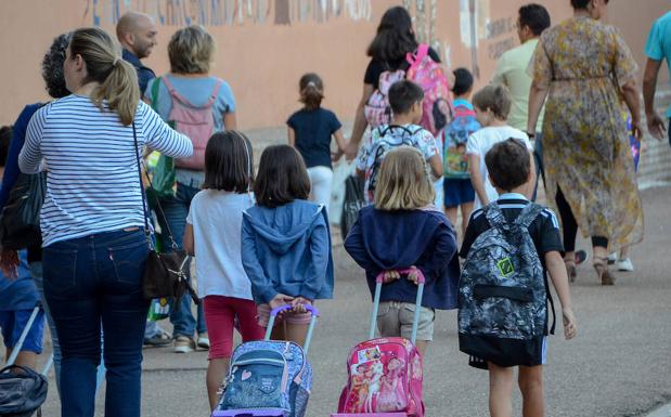 Niños entrando en el colegio Luis de Morales de Badajoz.