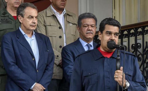 Nicolás Maduro habla en presencia de José Luis Rodríguez Zapatero.