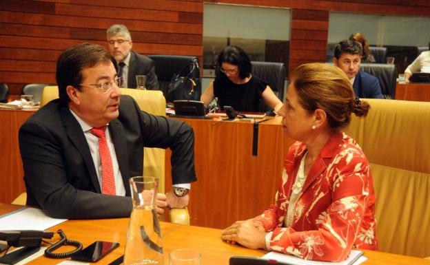 Fernández Vara y Blanco-Morales, en el pleno de hoy. 