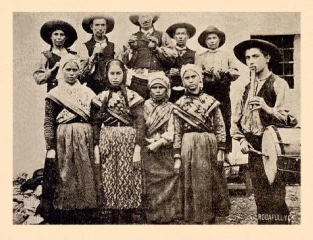 Pastor-tamborilero y pastoras-danzarinas de la alquería de Aceitunilla que fueron a bailar ante el rey Alfonso XIII en 1922. 