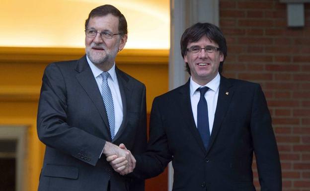 Puigdemont y Colau piden por carta a Rajoy y al Rey negociar el referéndum