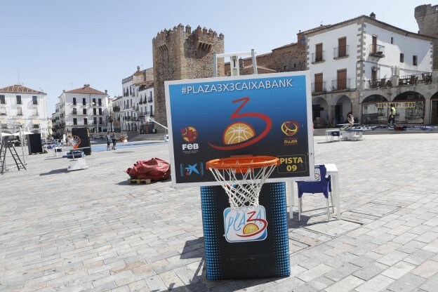 400 jugadores y 12 pistas de baloncesto en la Plaza Mayor 