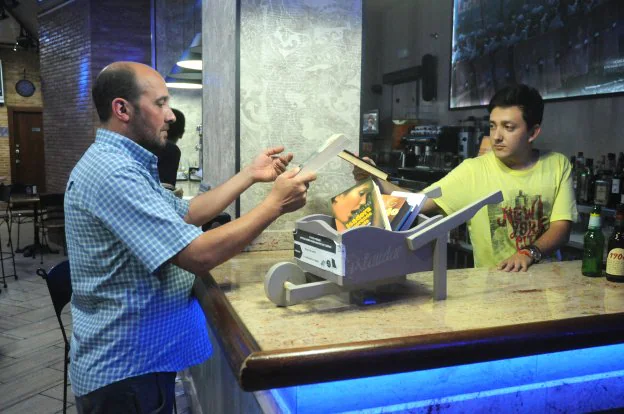 En el Café Alaudae se pueden hacer donaciones de libros para colaborar con la nueva entidad. :: BRÍGIDO