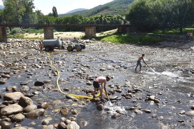 Los ayuntamientos limpiaron sus piscinas en julio. :: d. palma