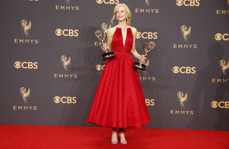 'Nicole Kidman posa con sus dos premios Emmy.