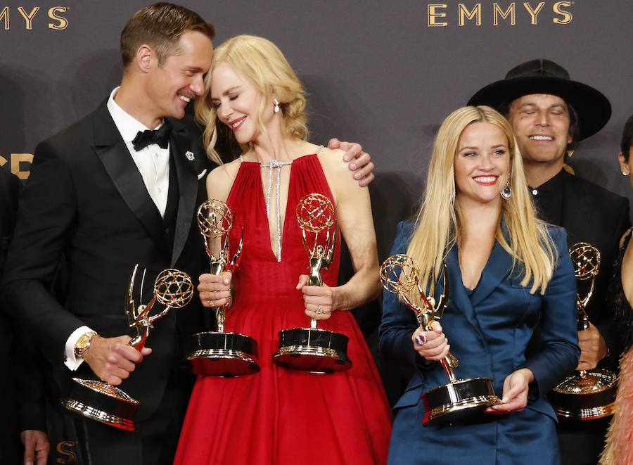 'Nicole Kidman, Reese Witherspoon y otros posan con su Emmy.