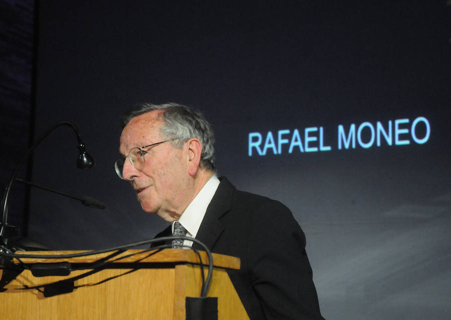 En el acto, al que ha asistido el arquitecto del edificio Rafael Moneo, también ha tenido lugar la entrega de los Premios Genio Protector de la Colonia
