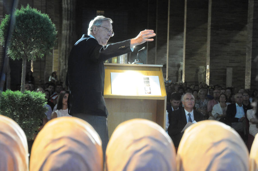 En el acto, al que ha asistido el arquitecto del edificio Rafael Moneo, también ha tenido lugar la entrega de los Premios Genio Protector de la Colonia
