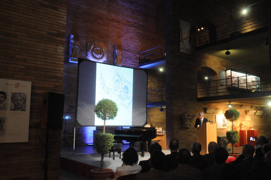 En el acto, al que ha asistido el arquitecto del edificio Rafael Moneo, también ha tenido lugar la entrega de los Premios Genio Protector de la Colonia