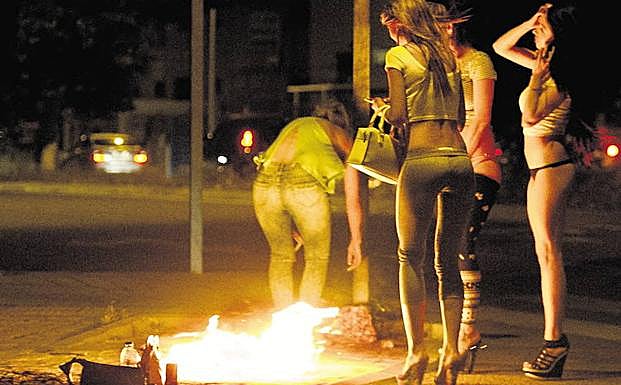 Imagen de archivo de varias mujeres ejerciendo la prostitucion en un polígono industrial:: HOY
