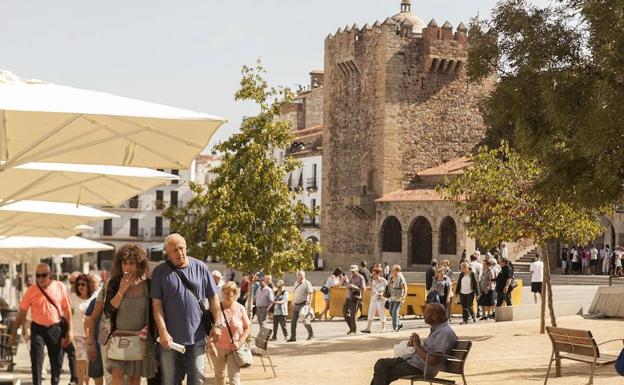 Turistas a su paso por la Plaza Mayor, esta semana. :: 