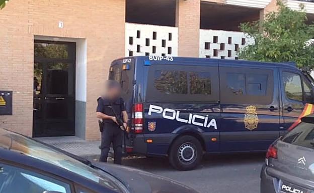 Imagen. Policías nacionales durante la operación en la calle Serranía de los Caballeros.: 