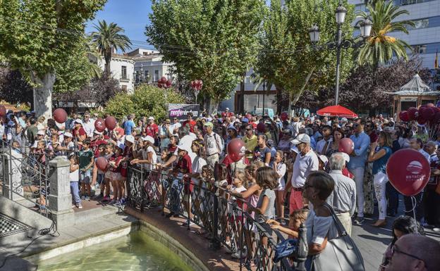 Público en el quiosco por el que pasaron músicos y cómicos durante toda la mañana