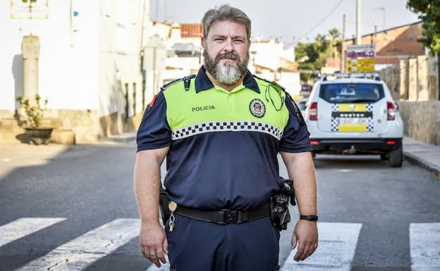 Daniel Pérez Álvarez, de 43 años, da servicio en Torre de Miguel Sesmero: «Si necesito apoyo me ayuda el policía de Almendral o la Guardia Civil»