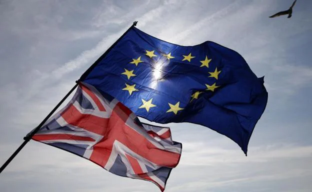 Las banderas de la UE y de Reino Unido.