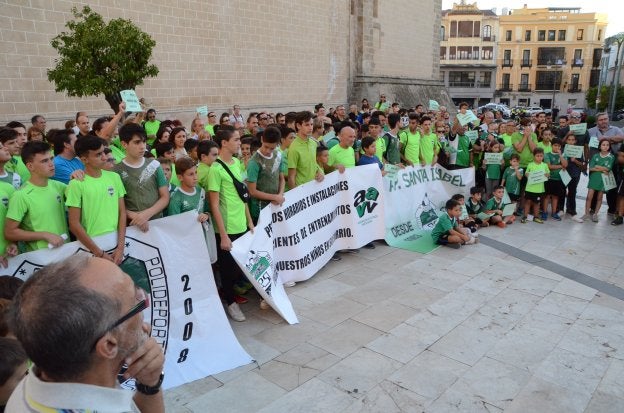 Imagen de la protesta frente al Ayuntamiento. :: casimiro moreno