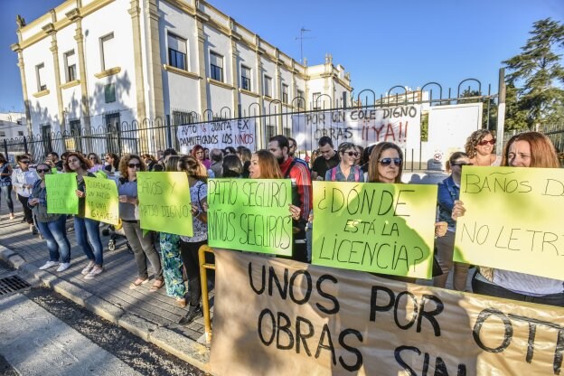 Protesta ayer de los padres y madres del colegio Juventud. :: j. v. arnelas