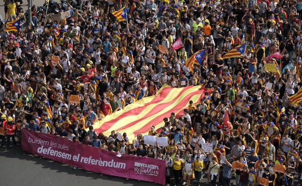 Miles de estudiantes durante la manifestación.