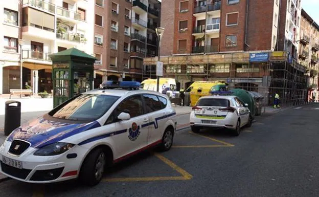 Vehículos de la Ertzaintza y de la Policía local en el lugar de los hechos.