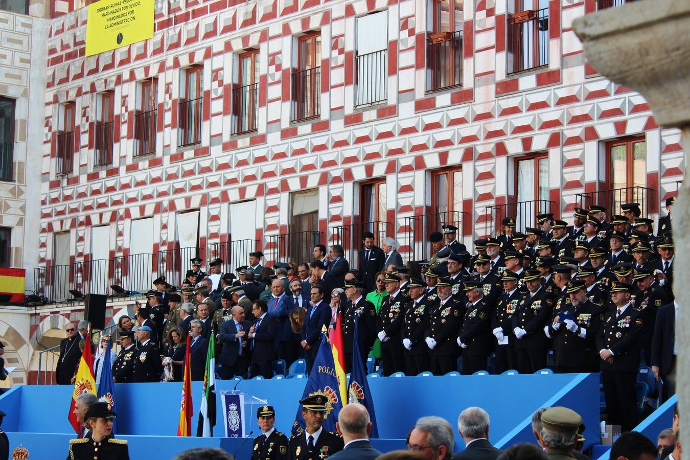 La Plaza Alta de Badajoz ha acogido esta mañana el acto oficial de Día de la Policía Nacional en el que ha asistido el ministro del Interior Juan Ignacio Zoido 