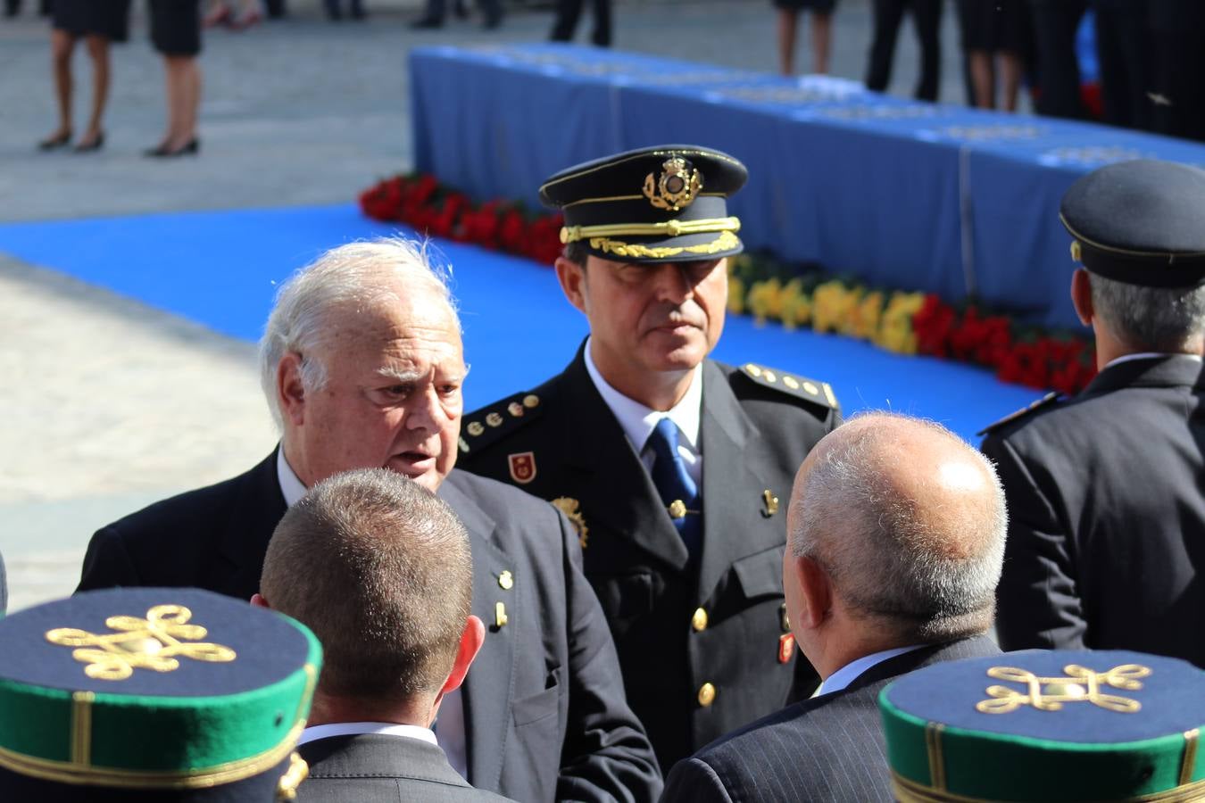 La Plaza Alta de Badajoz ha acogido esta mañana el acto oficial de Día de la Policía Nacional en el que ha asistido el ministro del Interior Juan Ignacio Zoido 