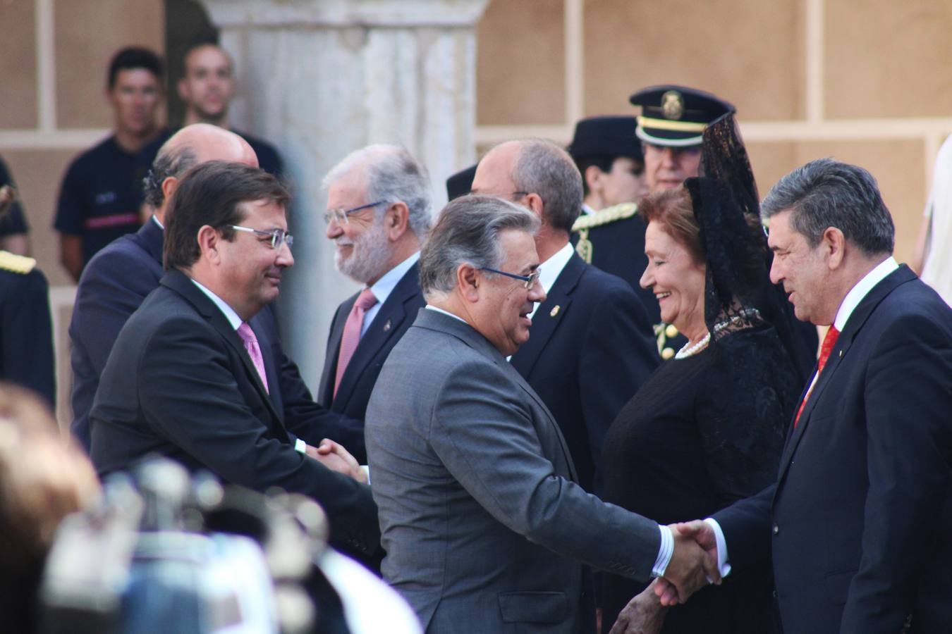 La Plaza Alta de Badajoz ha acogido esta mañana el acto oficial de Día de la Policía Nacional en el que ha asistido el ministro del Interior Juan Ignacio Zoido 