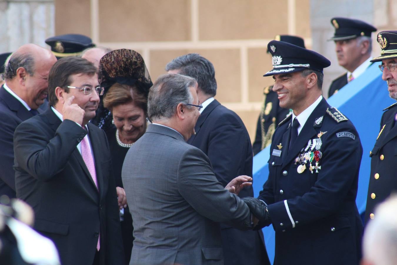 La Plaza Alta de Badajoz ha acogido esta mañana el acto oficial de Día de la Policía Nacional en el que ha asistido el ministro del Interior Juan Ignacio Zoido 