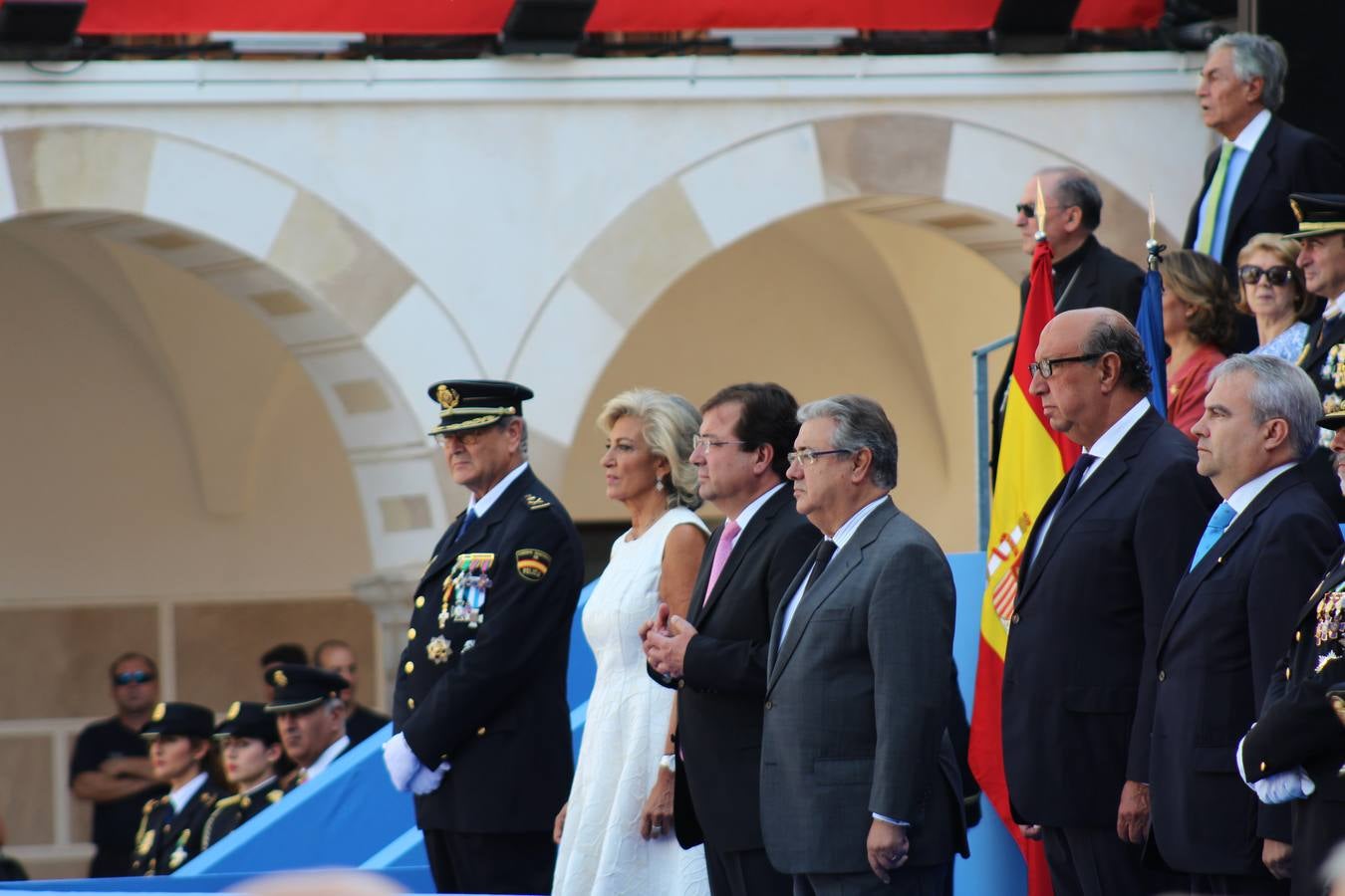 La Plaza Alta de Badajoz ha acogido esta mañana el acto oficial de Día de la Policía Nacional en el que ha asistido el ministro del Interior Juan Ignacio Zoido 