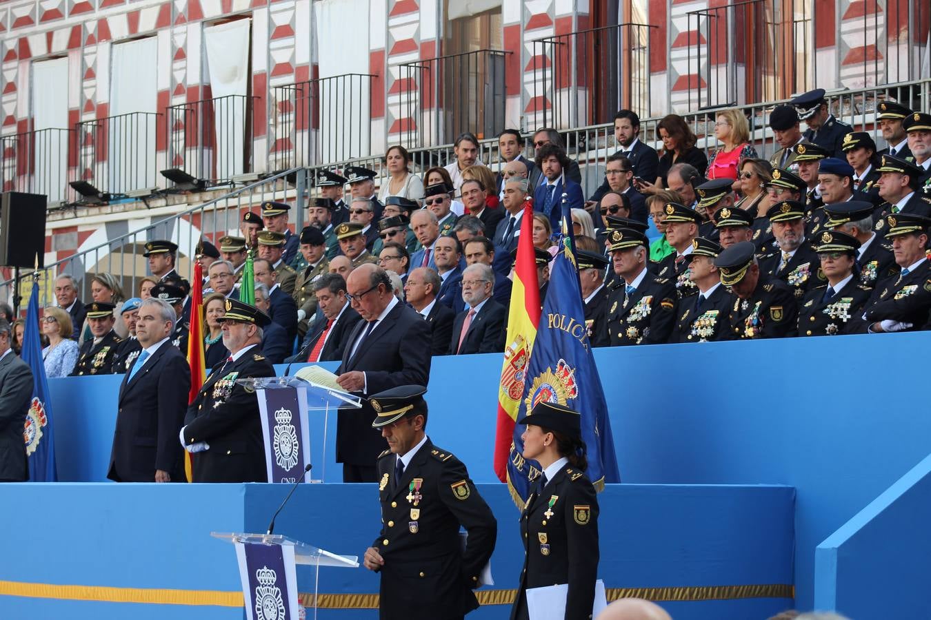 La Plaza Alta de Badajoz ha acogido esta mañana el acto oficial de Día de la Policía Nacional en el que ha asistido el ministro del Interior Juan Ignacio Zoido 