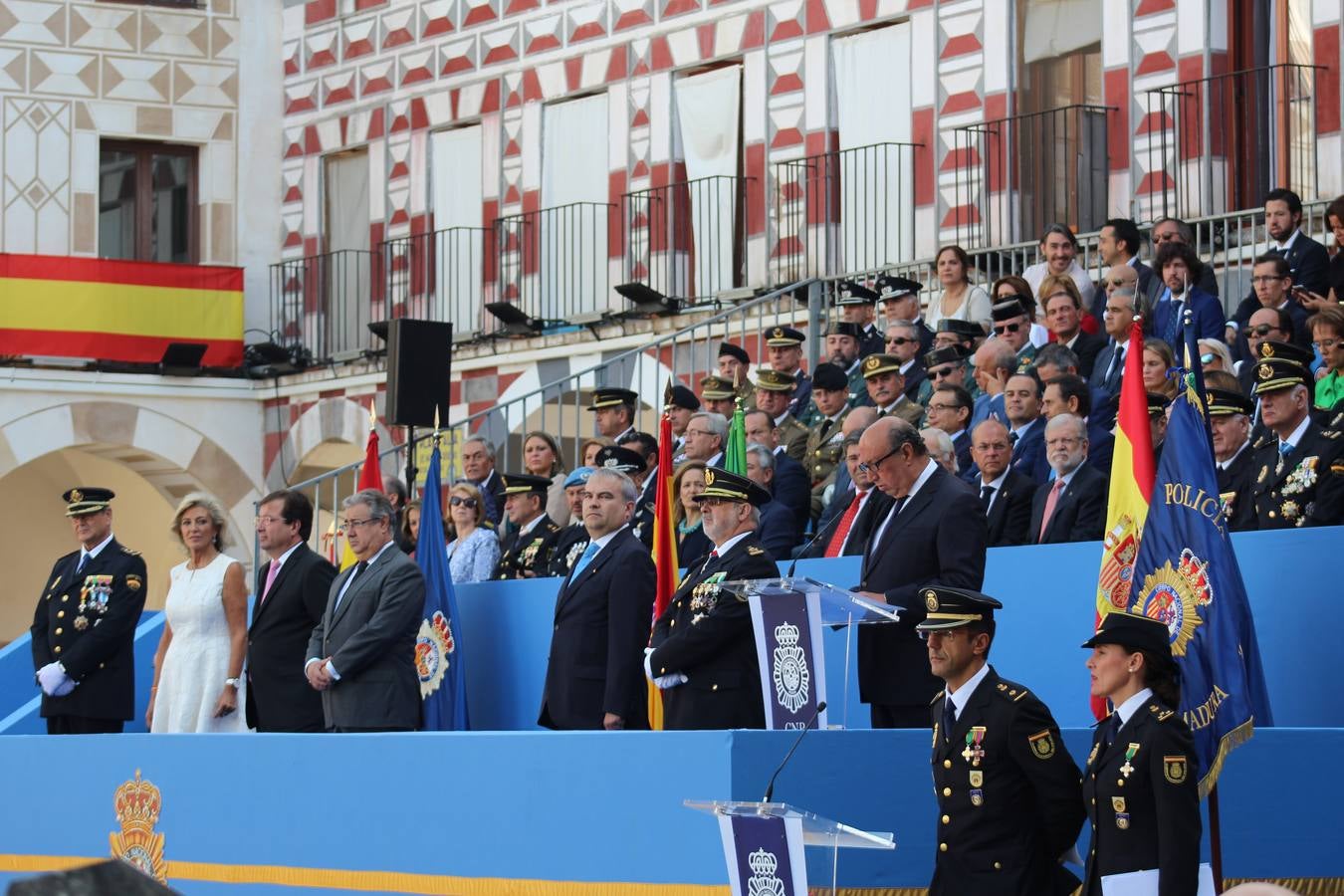 La Plaza Alta de Badajoz ha acogido esta mañana el acto oficial de Día de la Policía Nacional en el que ha asistido el ministro del Interior Juan Ignacio Zoido 