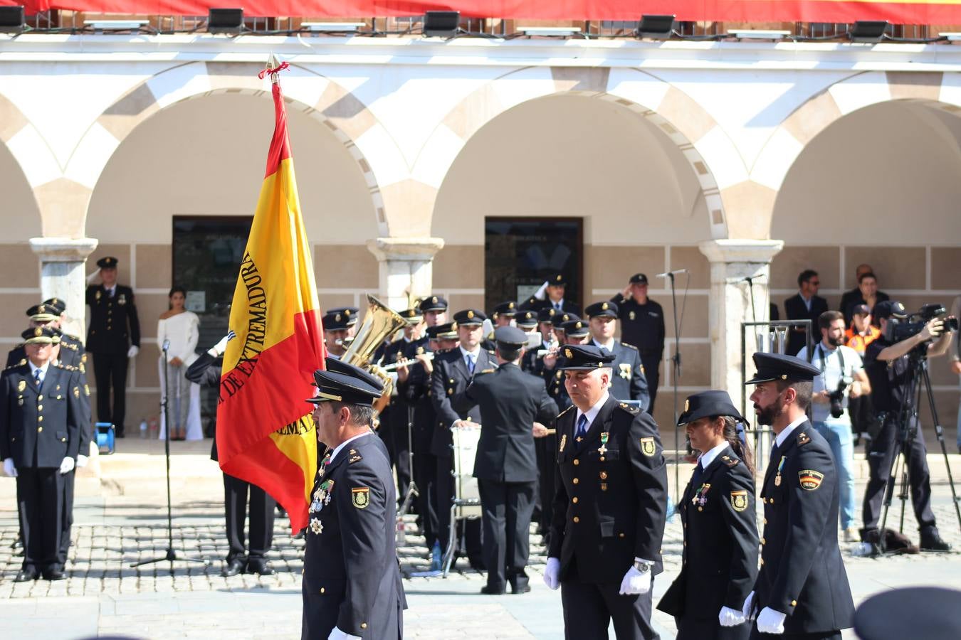 La Plaza Alta de Badajoz ha acogido esta mañana el acto oficial de Día de la Policía Nacional en el que ha asistido el ministro del Interior Juan Ignacio Zoido 