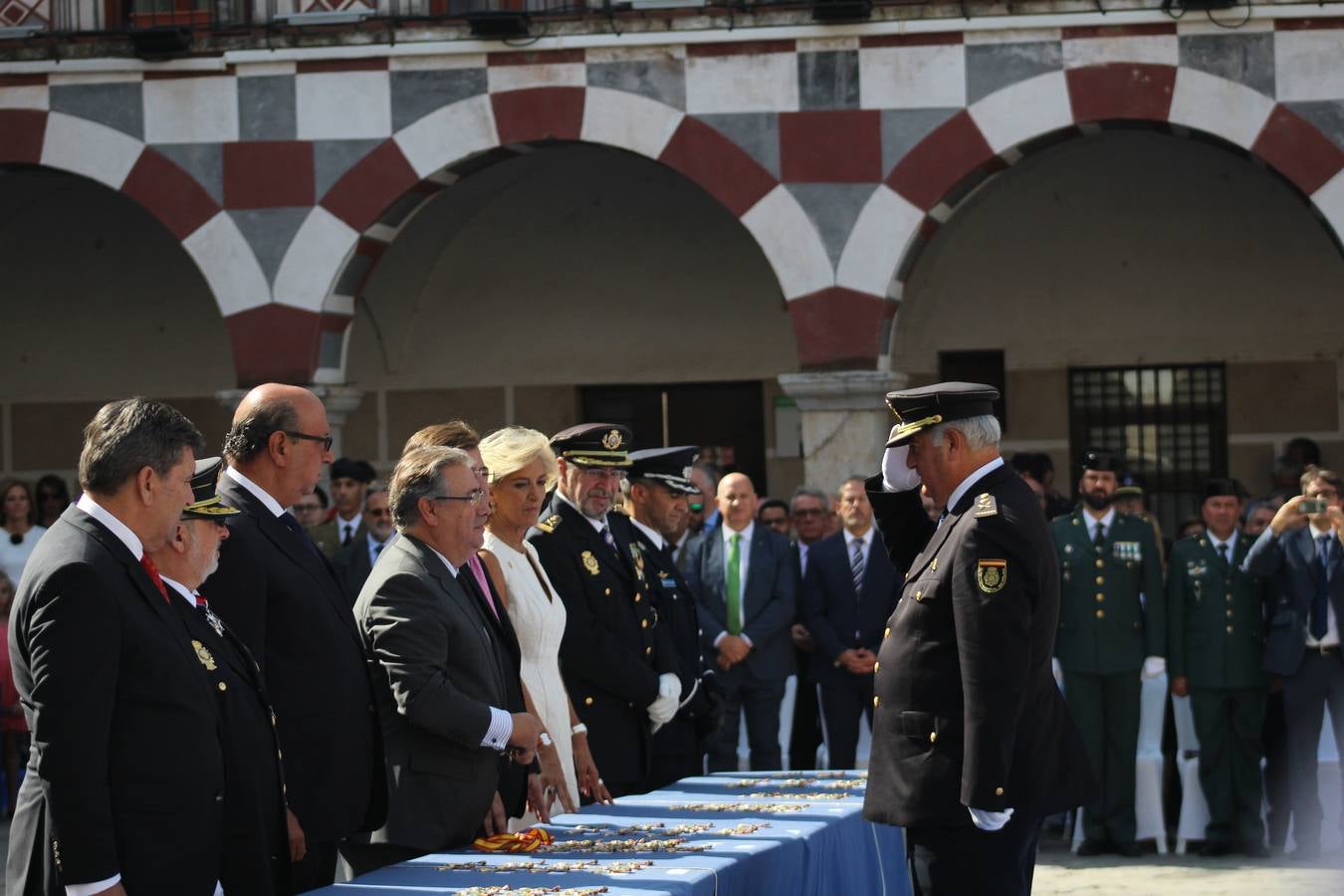 La Plaza Alta de Badajoz ha acogido esta mañana el acto oficial de Día de la Policía Nacional en el que ha asistido el ministro del Interior Juan Ignacio Zoido 