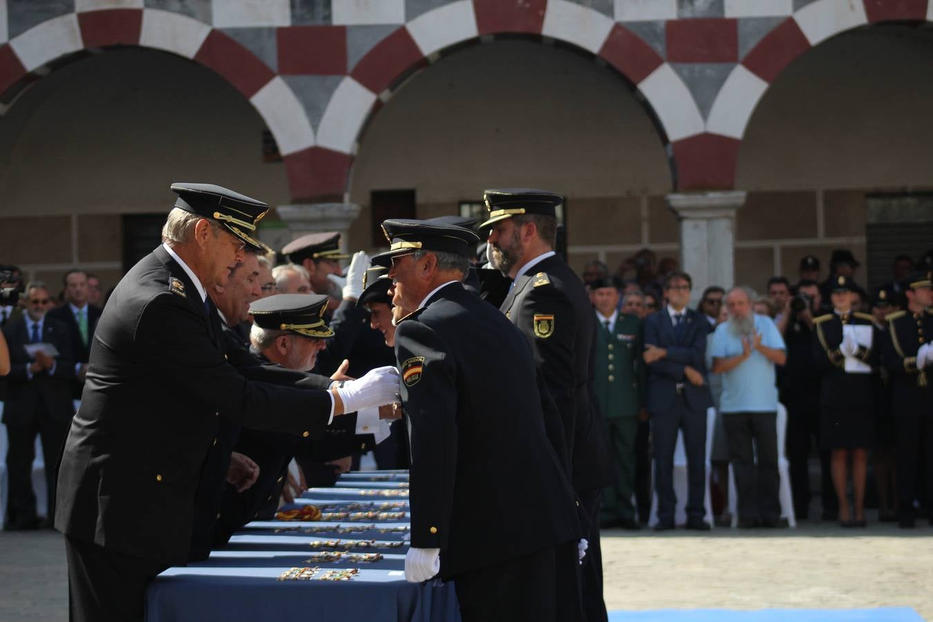 La Plaza Alta de Badajoz ha acogido esta mañana el acto oficial de Día de la Policía Nacional en el que ha asistido el ministro del Interior Juan Ignacio Zoido 