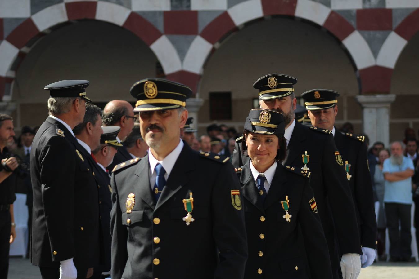 La Plaza Alta de Badajoz ha acogido esta mañana el acto oficial de Día de la Policía Nacional en el que ha asistido el ministro del Interior Juan Ignacio Zoido 