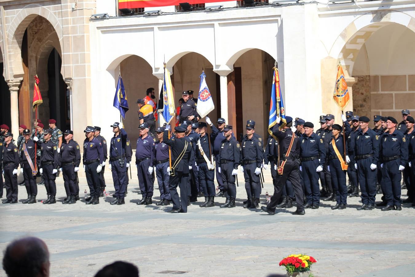 La Plaza Alta de Badajoz ha acogido esta mañana el acto oficial de Día de la Policía Nacional en el que ha asistido el ministro del Interior Juan Ignacio Zoido 