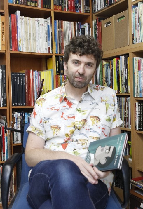 Fermín Solís en su estudio, con su novela gráfica sobre Buñuel. :: a. m. 