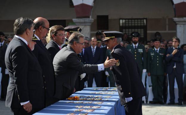 Imagen del ministro de Interior, Juan Ignacio Zoido, entregando una distinción a un policía este jueves en Badajoz.