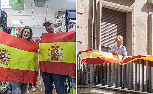 A la izquierda, dos cacereños muestran la bandera de España en un bazar. A la derecha, una mujer cuelga una bandera en un balcón.