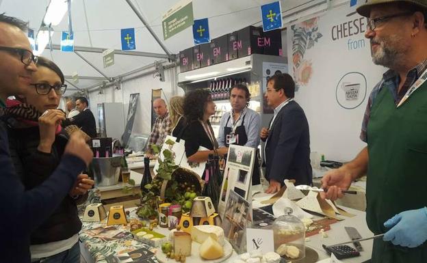  En Italia. En el centro de la imagen, el presidente de la Junta, Guillermo Fernández Vara, en uno de los expositores de Cheese 2017, la feria del queso celebrada este mes en la localidad italiana de Bra. 