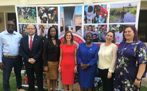 En Namibia. Junto a estas líneas, la consejera Begoña García Bernal, durante su visita a Windhoex (Namibia). En la imagen está también Fernando Solís, que fue subdelegado del Gobierno en Cáceres entre los años 2004 y 2012.