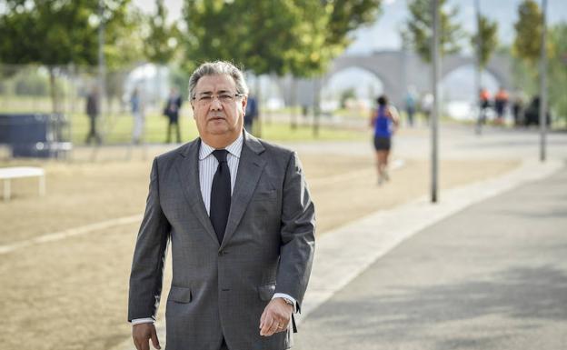 Juan Ignacio Zoido, el jueves, en el parque del río Guadiana, en Badajoz. 