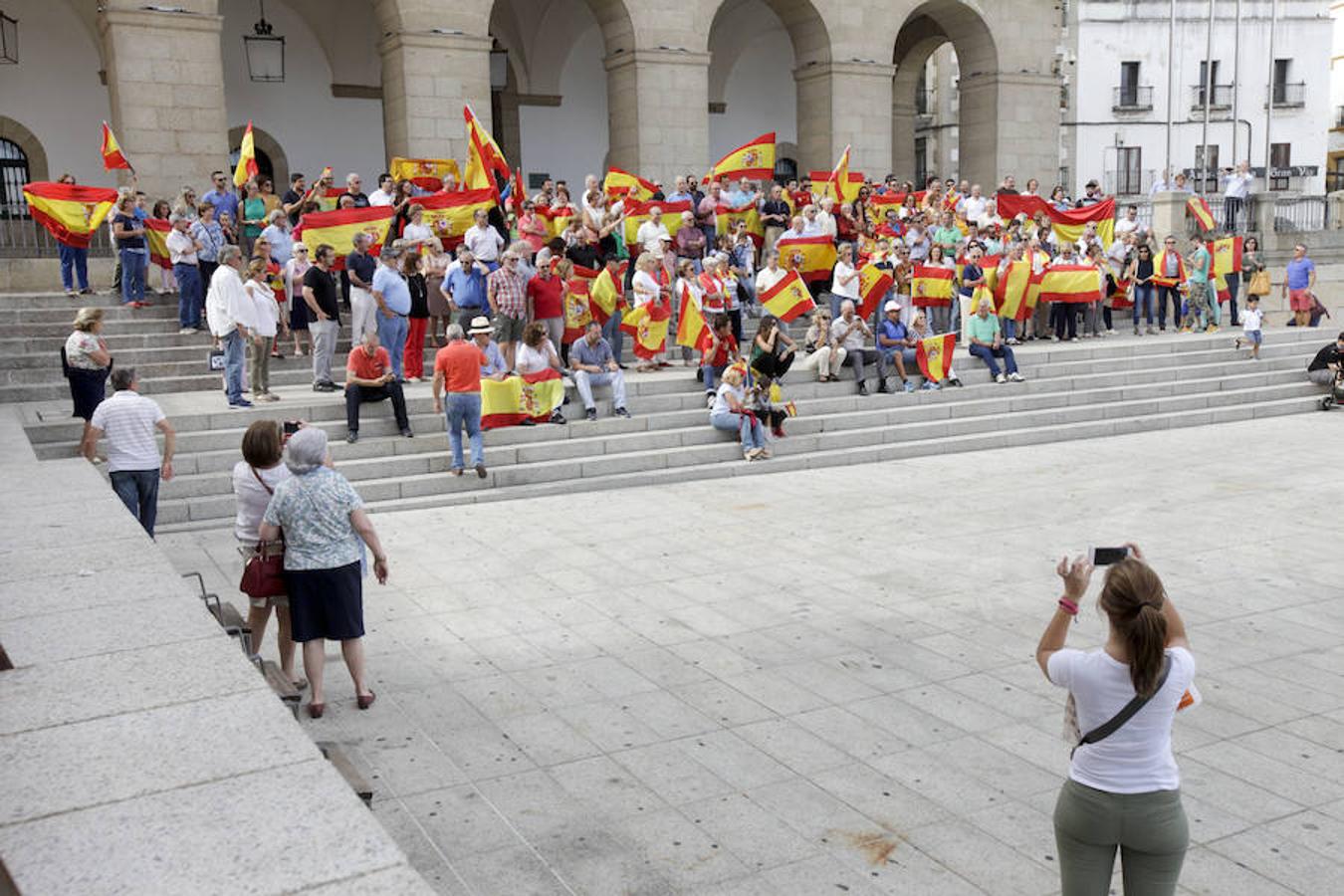 Unas 200 personas se concentran en la Plaza Mayor 