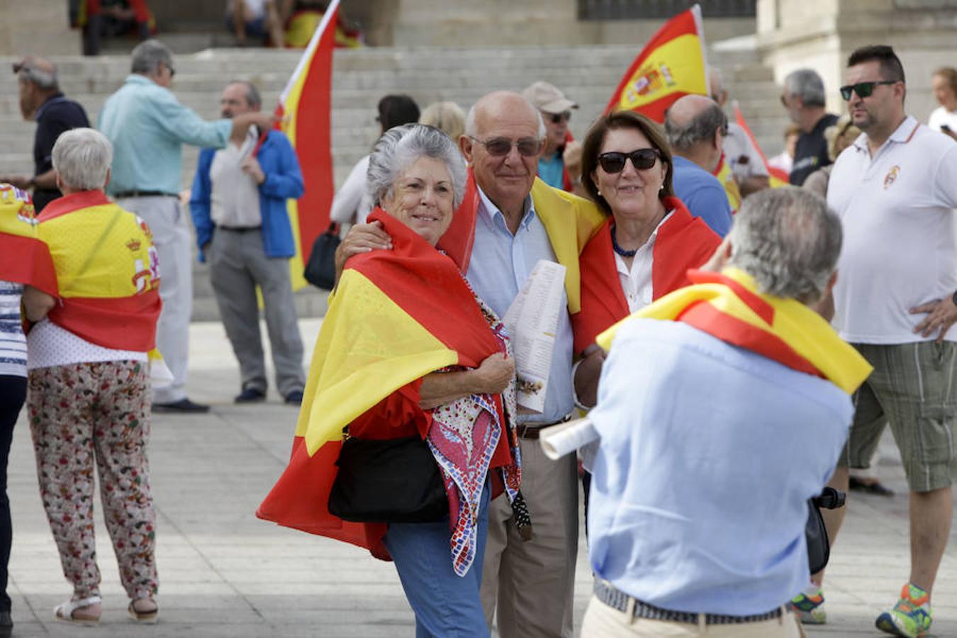 Unas 200 personas se concentran en la Plaza Mayor 