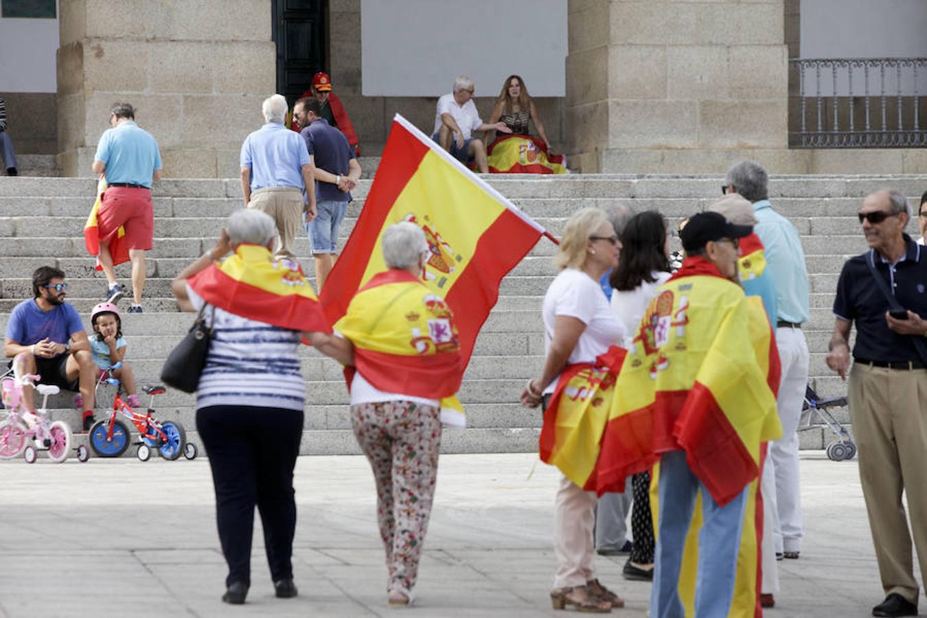 Unas 200 personas se concentran en la Plaza Mayor 