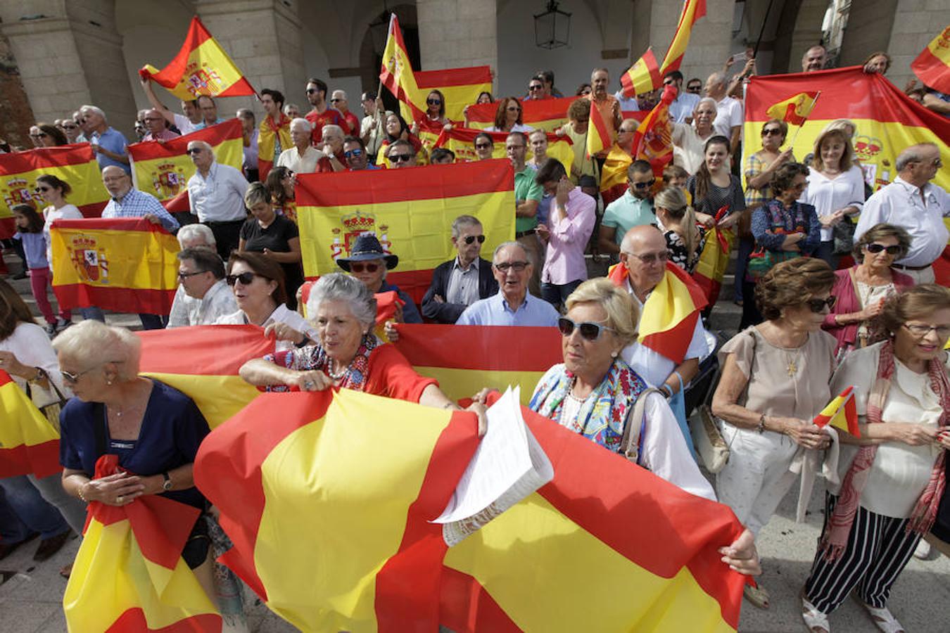 Unas 200 personas se concentran en la Plaza Mayor 